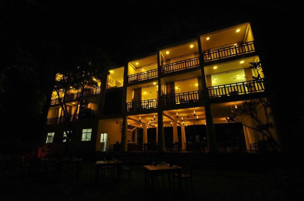 Oga Reach Hotel Tissamaharama Exterior foto